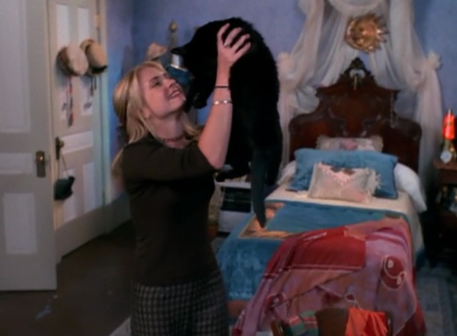 Sabrina the Teenage Witch - Pilot - Sabrina dancing with black cat Salem