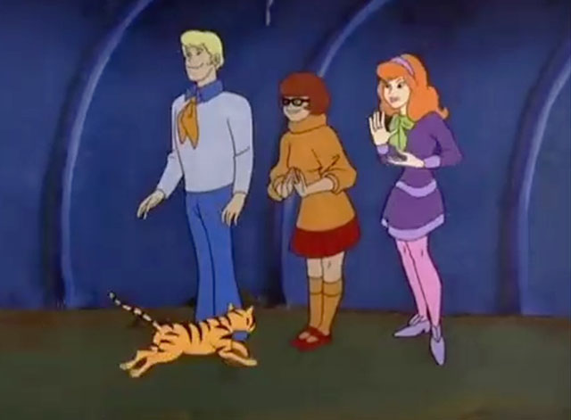 Scooby Doo, Where Are You - Make a Beeline Away from That Feline - small cartoon tabby cat running toward Daphne with Fred and Velma
