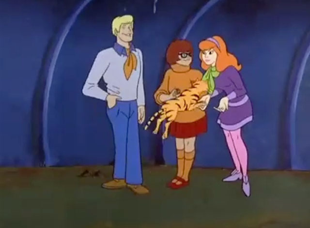 Scooby Doo, Where Are You - Make a Beeline Away from That Feline - small cartoon tabby cat jumping toward Daphne with Fred and Velma
