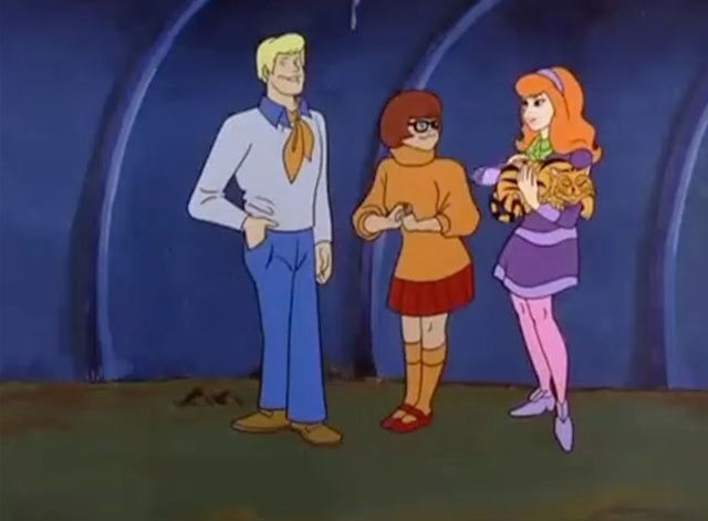 Scooby Doo, Where Are You - Make a Beeline Away from That Feline - small cartoon tabby cat in Daphne's arms with Fred and Velma