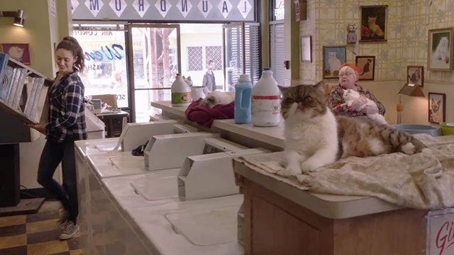 Shameless - Own Your Sh*t - Fiona Emmy Rossum and Etta June Squibb in laundromat with numerous cats
