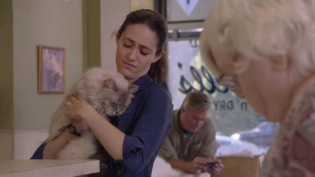 Shameless - The Defenestration of Frank - Fiona Emmy Rossum holding tabby Siamese mix cat Singletary with Etta in laundromat