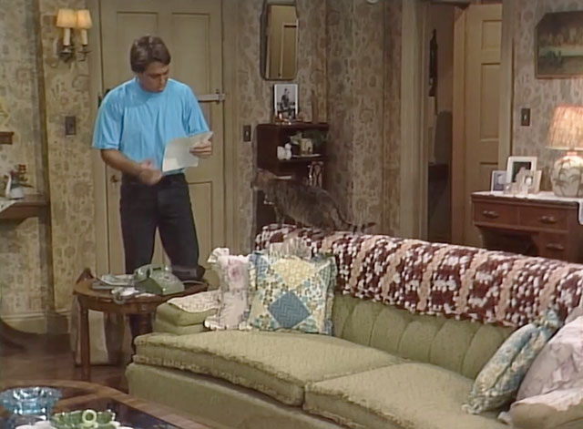 Who's the Boss? - In Your Dreams - Tony Danza reading note with brown tabby cat Fiorello on couch